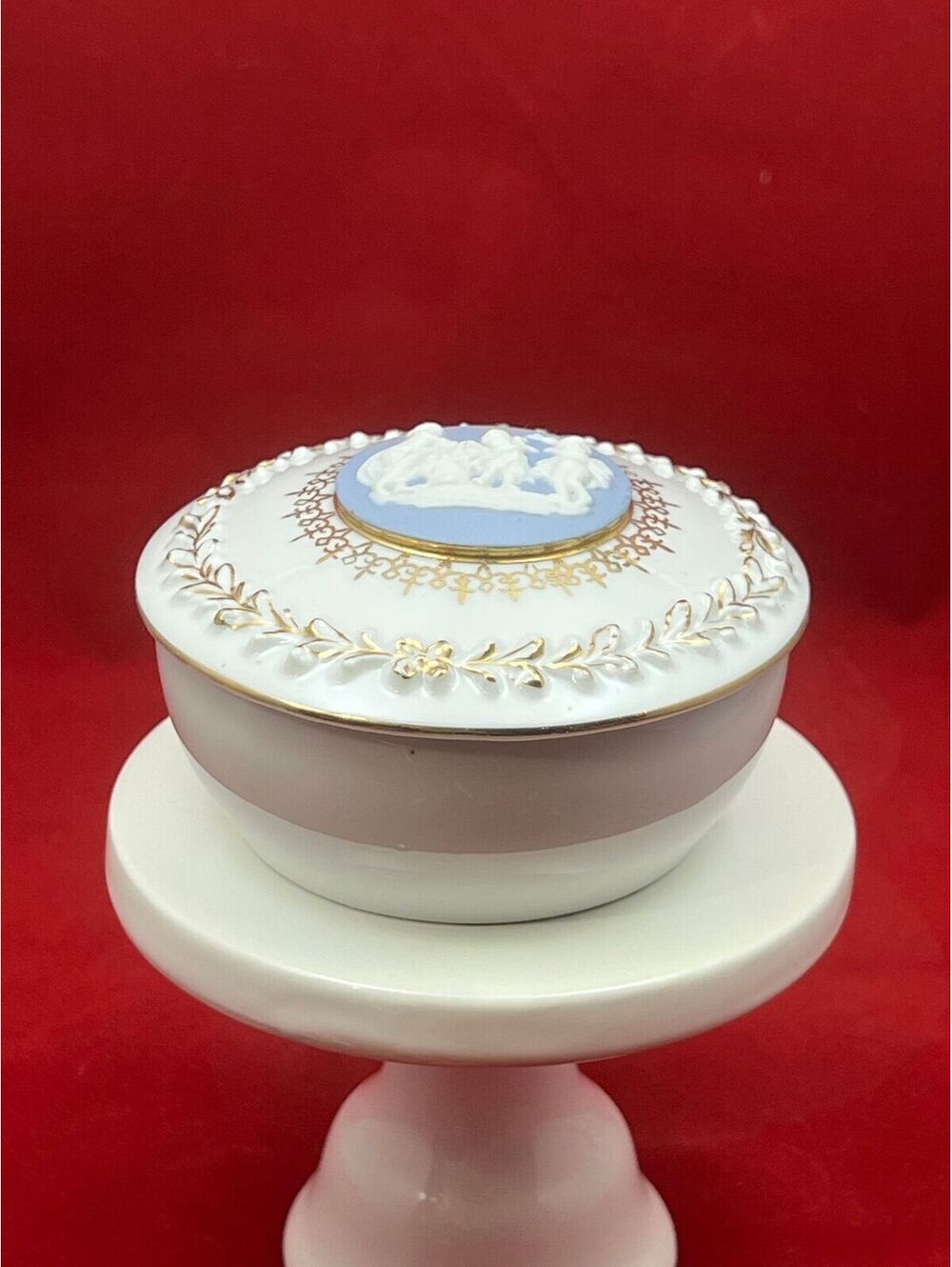 Ucagco Ceramic Powder/Trinket Box With Blue and White Cameo